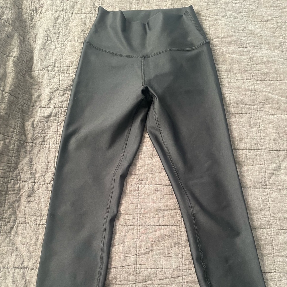 Alo 7/8 airlift legging in black. Size small